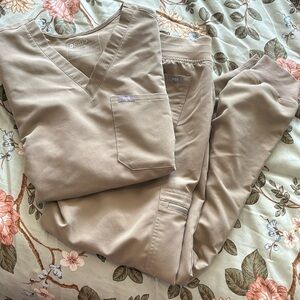 figs scrub set // size S // one pocket top +jogger bottoms